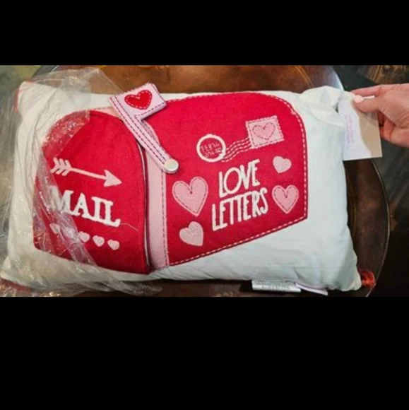 NWT's Designer Isaac Mizrahi Sweetheart Mailbox PillowTassels- 14”x22” - Picture 3 of 4